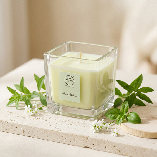 Vela Woody Series · Albahaca y Verbena con notas frescas de verbena, albahaca y madera blanca, Go Living.